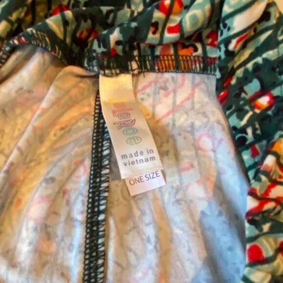 1265 LuLaRoe Leggings Size OS Grey Green Red Cream Wavy Print New - Picture 3 of 4